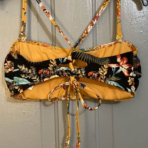 ⚜️ADORABLE CROSS BACK FLOWERED BRA TOP by 'TIME AND TRU'⚜️ - Picture 2 of 5